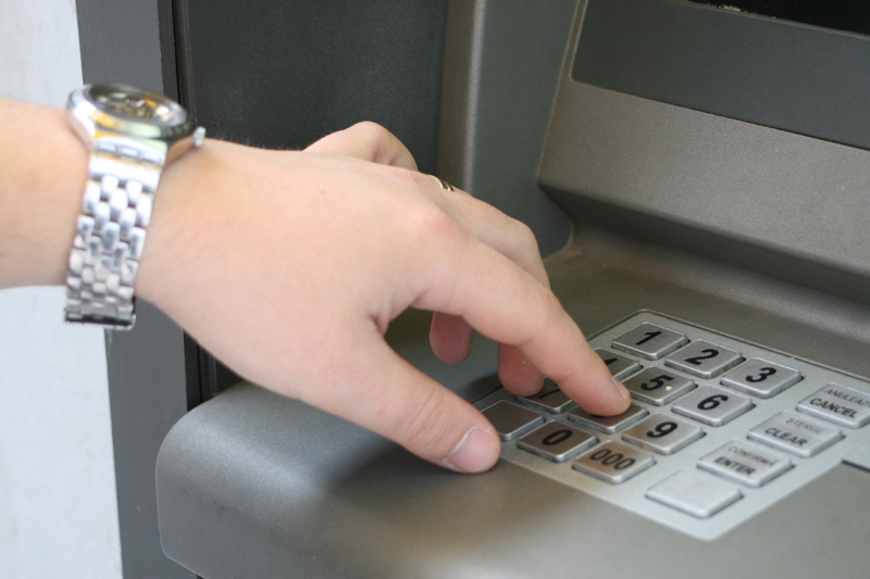 Cum verificați bancomatele, pentru a nu rămâne fără banii din cont - cumverificatibancomatele-1432832482.jpg