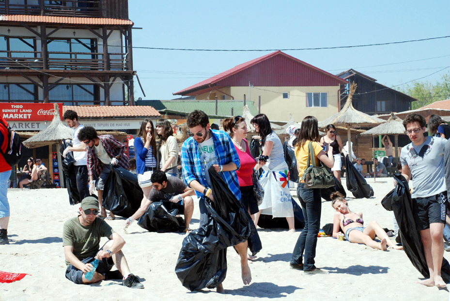 Cum fac curățenie străinii pe plajele românești - curatenieplaje-1335884951.jpg