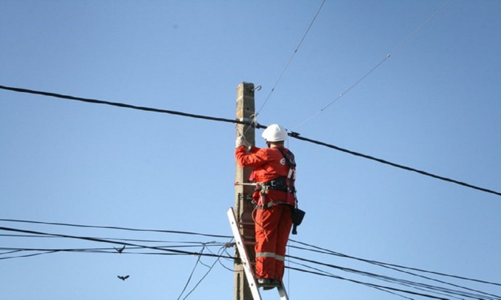 Locuitorii mai multor cartiere din Cernavodă rămân fără curent electric - curent-1651416917.jpg