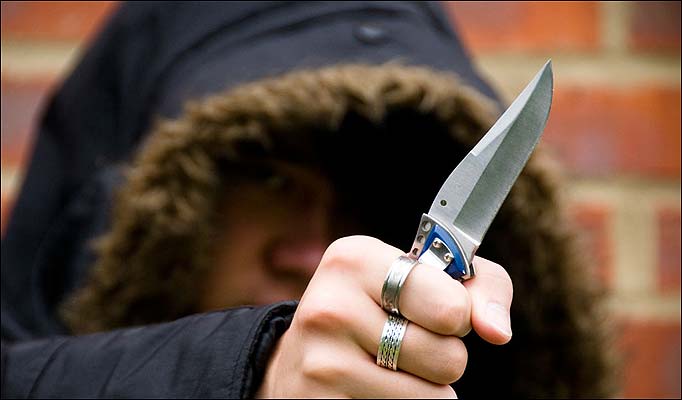 Tânăr tăiat cu cuțitul în plină stradă, la Constanța - cutitfanatikro1-1484910189.jpg