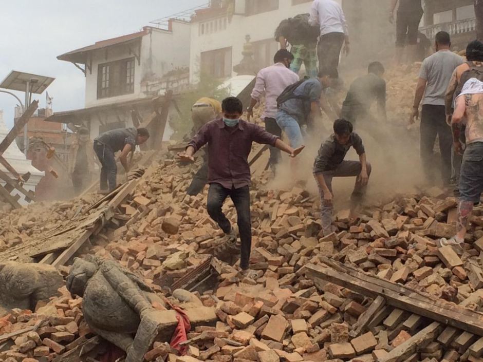 India: Cinci persoane și-au pierdut viața și 13 au fost rănite în urma prăbușirii unui imobil - cutremur2222-1437313378.jpg