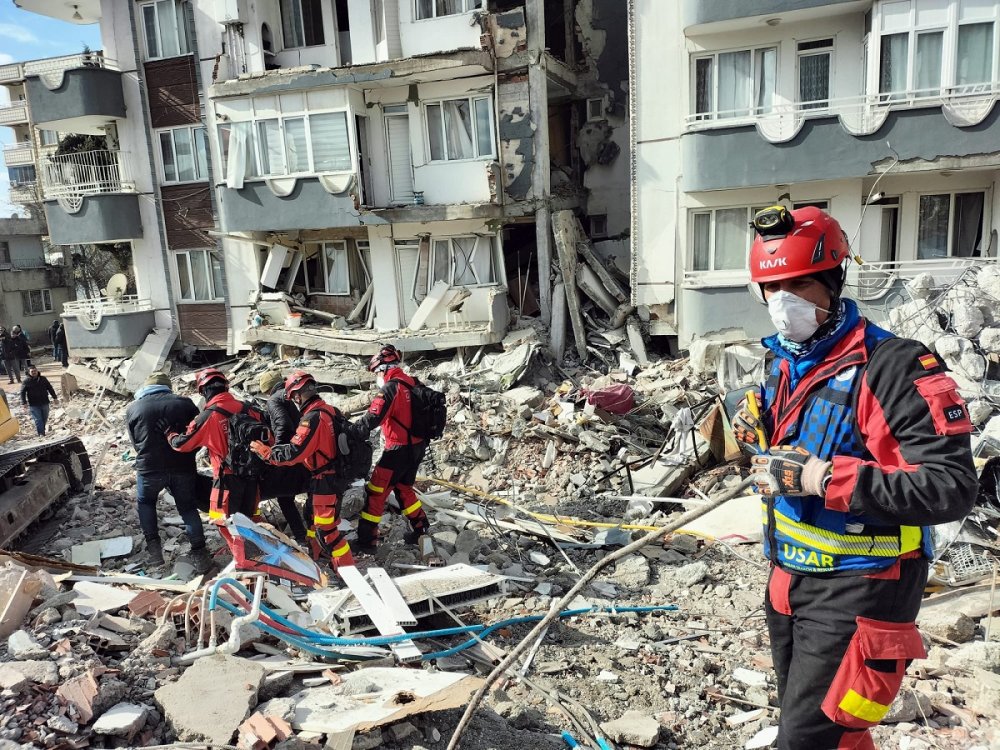Femeie de 70 de ani scoasă de sub dărâmături, în Turcia, după șase zile: „Mai există lumea?” - cutremureinturcia-1676103073.jpg