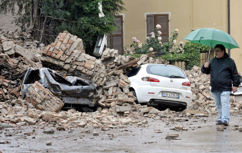 Nordul Italiei, devastat de cutremur - cutremuritalia-1337608619.jpg
