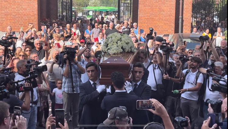 Imagini emoționante de la înmormântarea lui Toto Cutugno: Sicriul a ieșit din biserică pe notele melodiei 'L'Italiano' - cutugnobaraadn-1692896333.jpeg