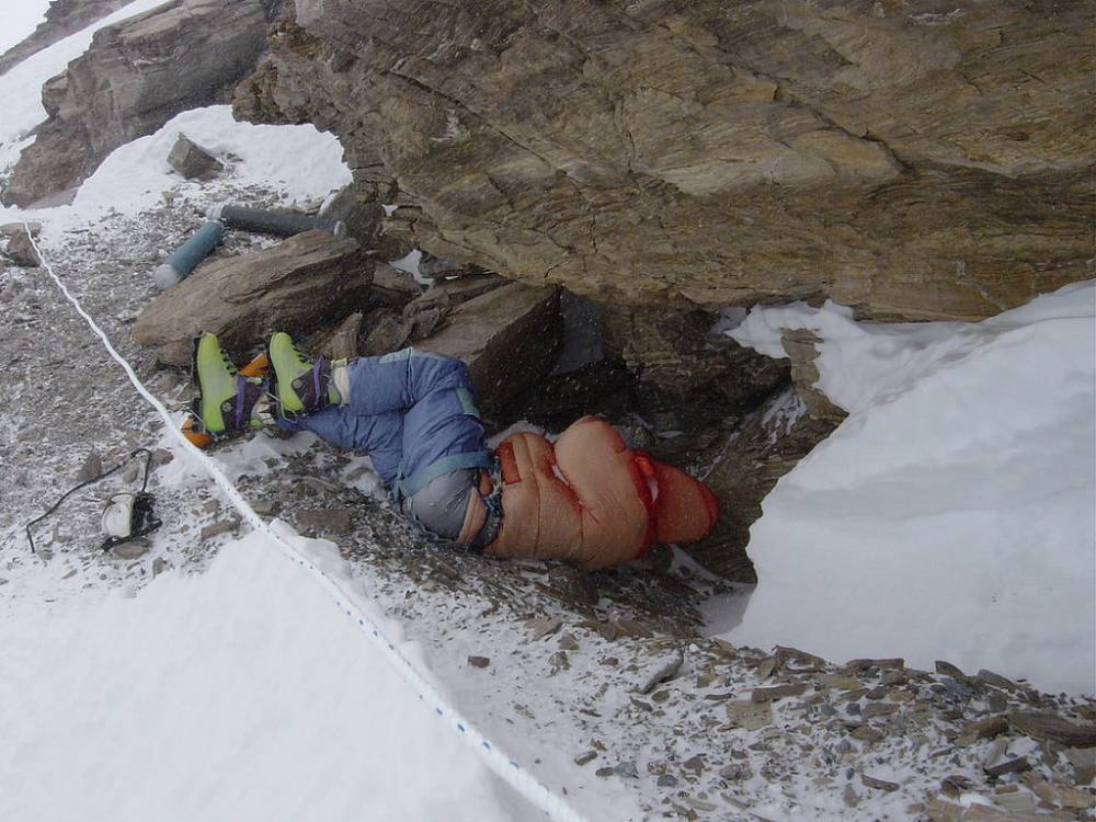 Imagini înfricoșătoare. Sute de cadavre umane zac de ani buni pe Muntele EVEREST - cyvp33e-1443189937.jpg