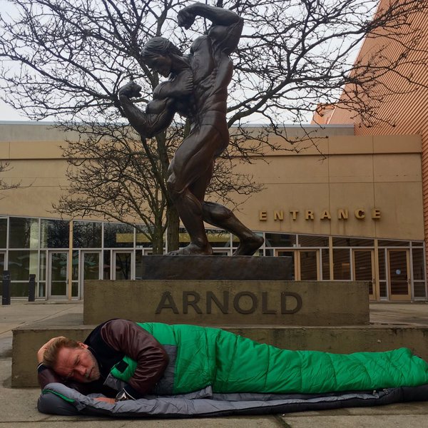 Schwarzenegger, doarme lângă o statuie din Ohio - cyyftvyusaawv40-1453020600.jpg