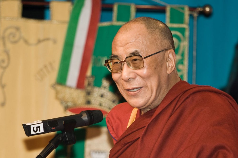 Dalai Lama, în atenția bibliotecarilor constănțeni - dalailamasursawikimediacommons-1594053524.jpg