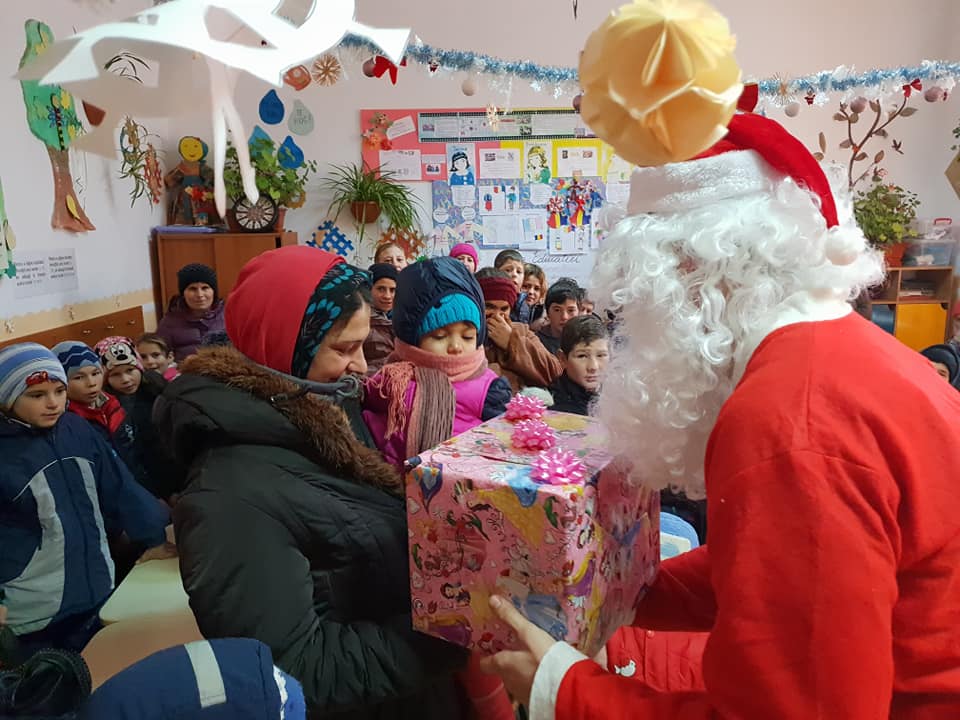 Daruri de Crăciun pentru zeci de copii și familii sărace, de la voluntarii United Hands România - daruridecraciun-1545206518.jpg