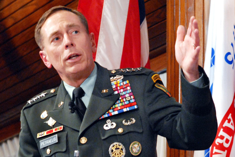 Afganistan: Petraeus a predat comandamentul NATO generalului John Allen - davidpetraeus-1310998465.jpg