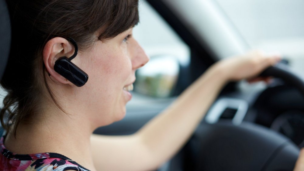 Șoferii pot vorbi la telefon în mers! Președintele a promulgat legea - dd-1585908211.jpg