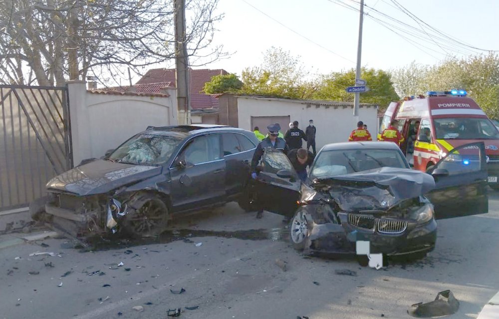 Accident rutier în Năvodari. Două mașini de lux, FĂCUTE PRAF - dd-1588005788.jpg