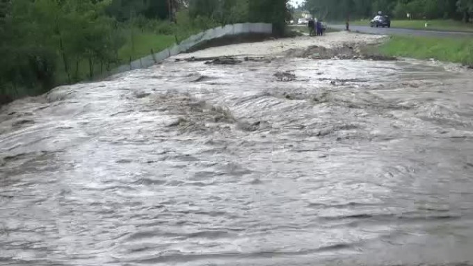 Atenționări de inundații pentru râuri din șapte județe - dd-1588513190.jpg