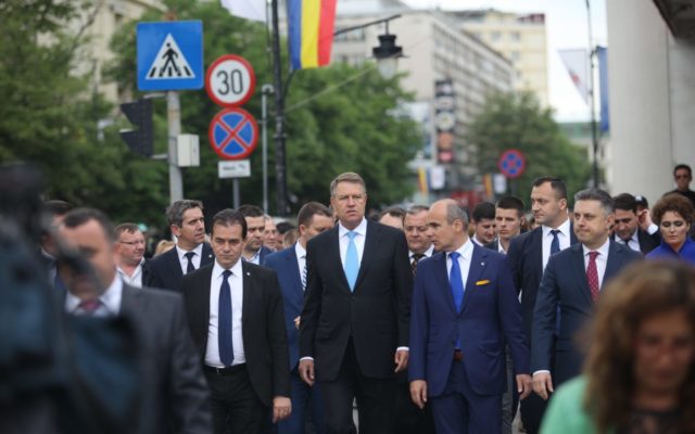 Sărbătoare cu cântec. Președintele și premierul, huiduiți și ovaționați la Iași! - ddd-1579870283.jpg