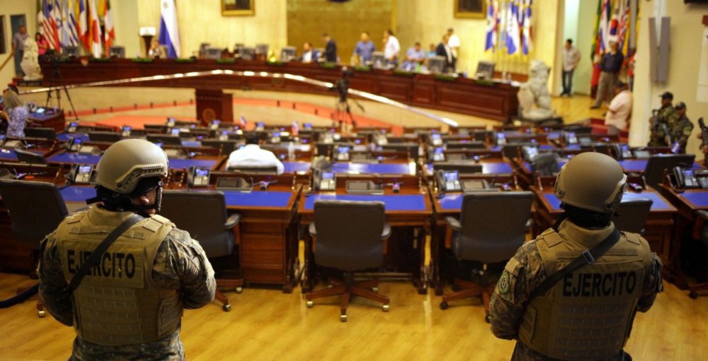 Tactică de intimidare? Armata a descins în Parlamentul din El  Salvador - ddd-1581369115.jpg