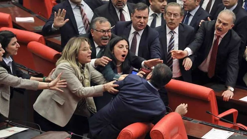 Bătaie în Parlamentul turc! Erdogan, acuzat de iresponsabilitate - ddd-1583352310.jpg