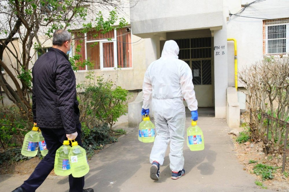 De astăzi începe distribuirea dezinfectanților către toate blocurile din municipiul Constanța - ddd-1586606983.jpg