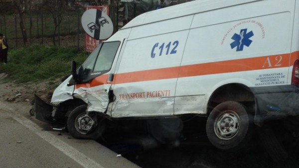 Ambulanță cu pacienți, lovită de o mașină care nu i-a acordat prioritate - dddd-1583219720.jpg