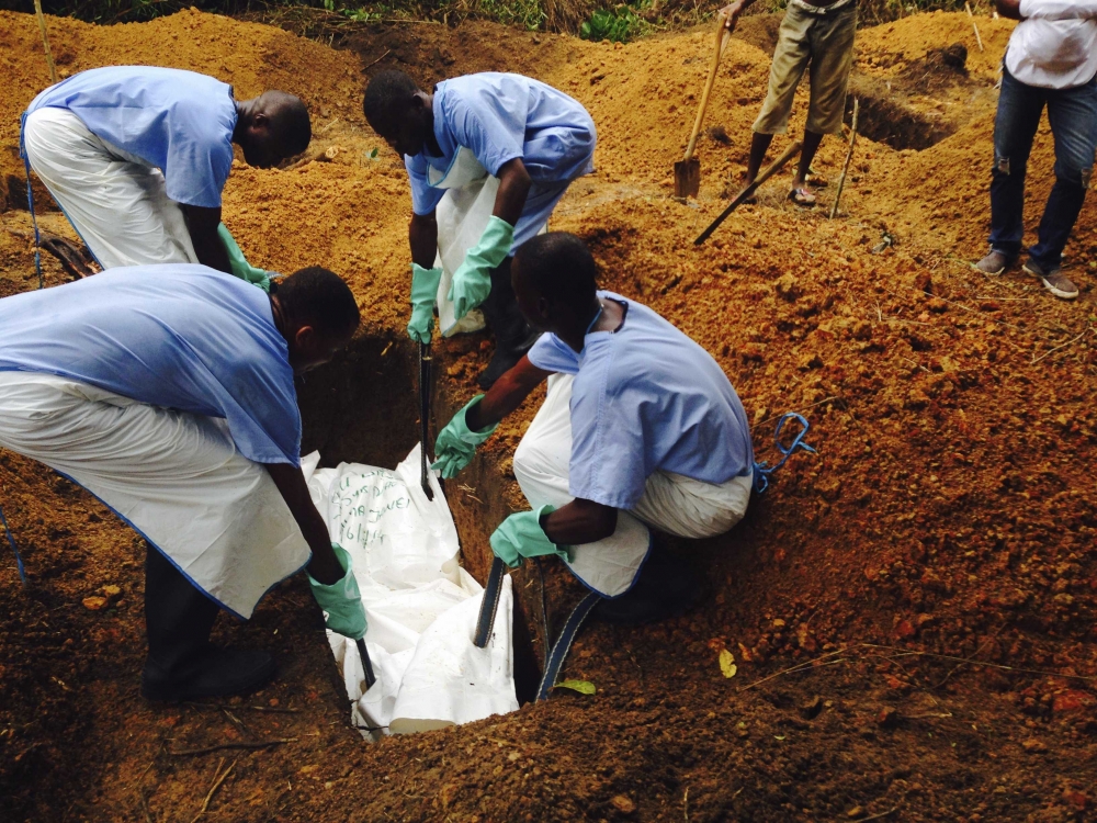 Medici și jurnaliști occidentali, uciși cu pietre în Guineea - deadlyebolavirus-1411285611.jpg