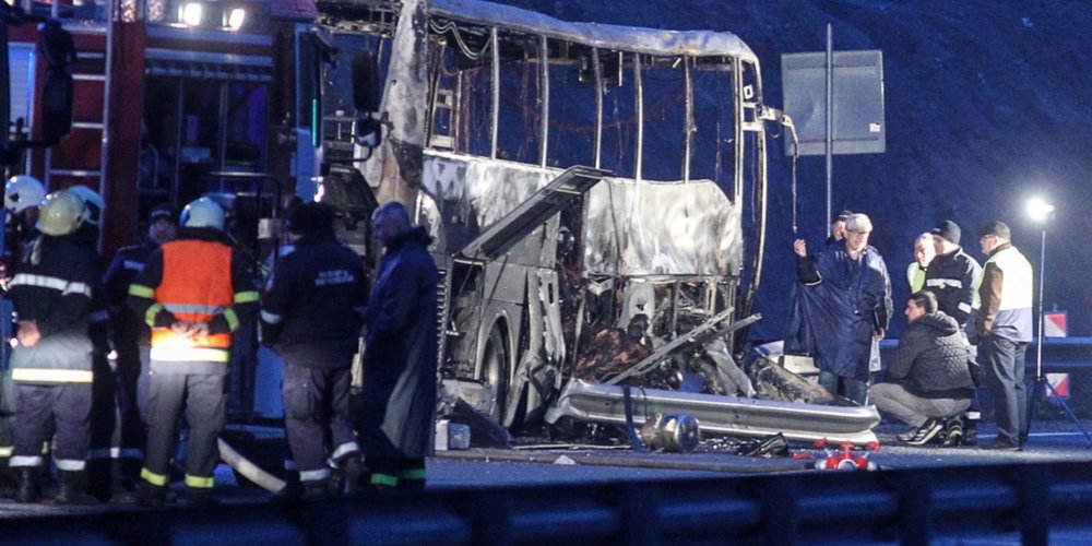 Tragedie pe o autostradă din Bulgaria: Cel puțin 45 de oameni au murit după ce un autocar a luat foc - deces-1637652331.jpg