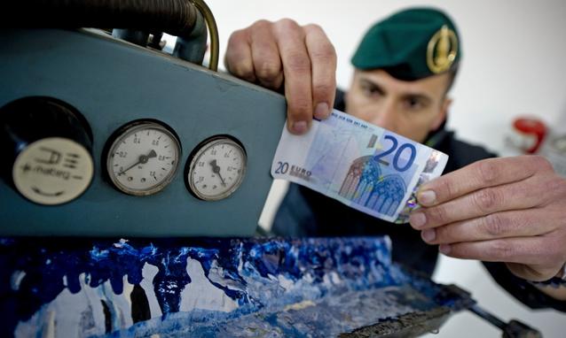 Poliția italiană anunță confiscarea a 28 milioane de euro în bancnote false. O tiparniță se afla în România - denarofalso-1510646461.jpg