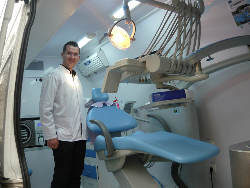 Constănțeni care nu au văzut niciodată un dentist - dentististomatologicaravana-1315420545.jpg