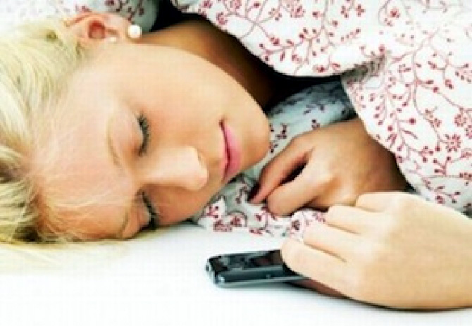De ce nu trebuie  să dormim  cu mobilul în cameră - denutrebdormimmobil-1394983440.jpg