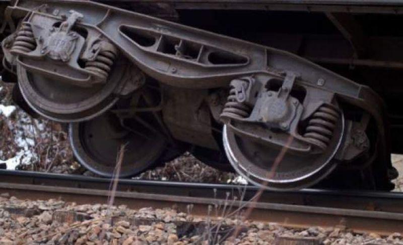 Locomotiva unui tren cu 60 de pasageri a deraiat. Traficul feroviar, oprit - deraiat-1483170478.jpg