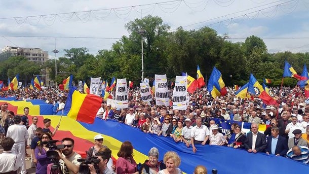 Zeci de mii de oameni au cerut Unirea la Chișinău - deschide-1432029374.jpg