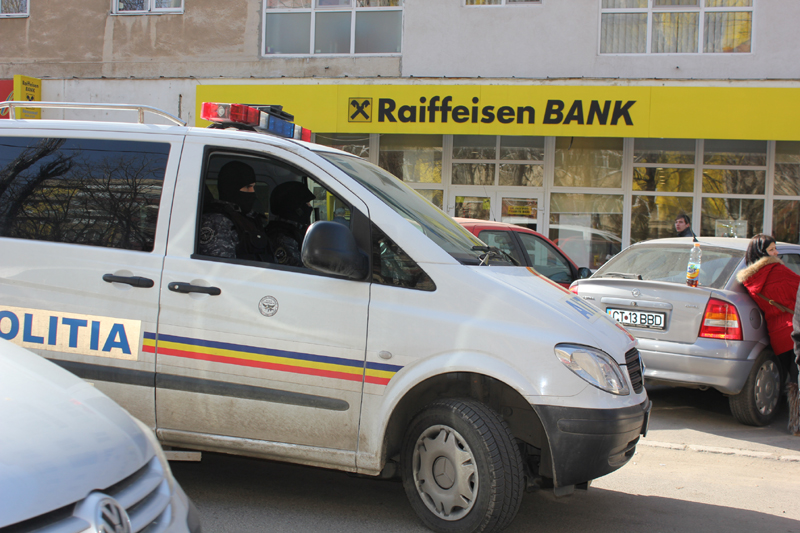 Descinderi cu mascați la agențiile Băncii Raiffeisen din Constanța - descinderiraiffeisenpolitiadias2-1331669413.jpg