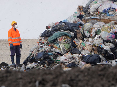 Aproape 4.000 de tone de deșeuri de sticlă, colectate într-o lună, în județul Constanța - deseuri1-1317025894.jpg