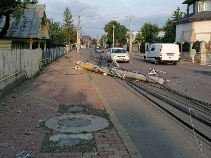 Un șofer beat a lăsat localnicii fără curent, după ce a pus la pământ doi stâlpi de electricitate - dezastrupeostradadintargun2ea412-1654248181.jpg