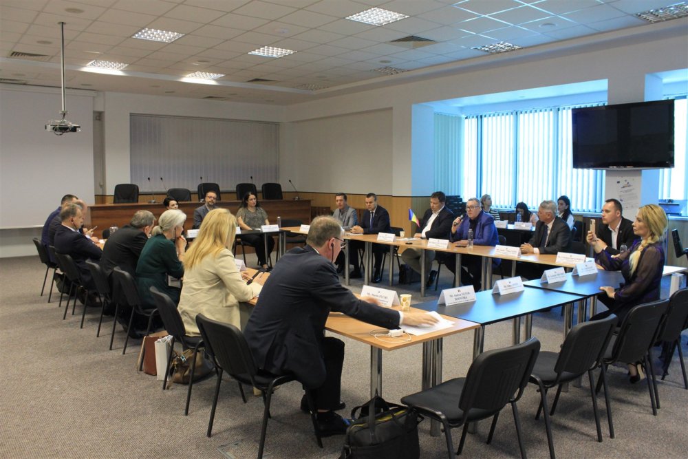 Dezbatere cu parlamentarii europeni, la CCINA Constanța - dezbaterecuparlamentariieuropeni-1653500937.jpg