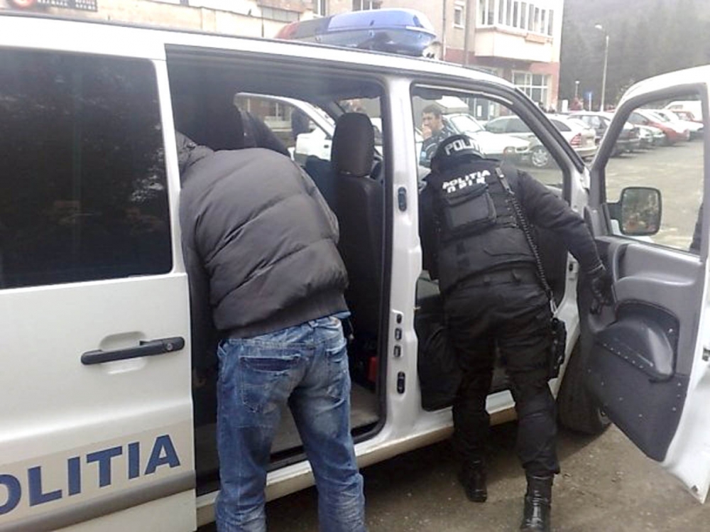 CONSTANȚA/ Percheziții cu SCANDAL la romi suspectați de FRAUDE BANCARE - diicot1352189189-1364714026.jpg