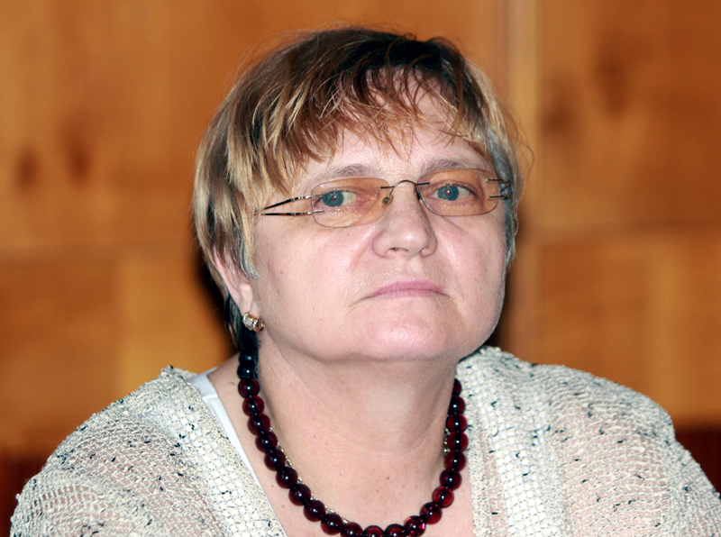 Dr. Mihaela Dinisov: 