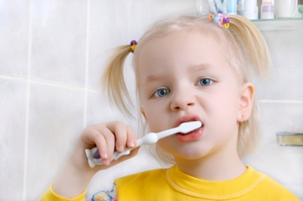 Cariile dentare nu-i iartă nici pe bebeluși? - dinti-1339537643.jpg