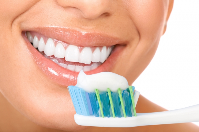 Câtă pastă de dinți și câte periuțe folosesc românii? - dinti-1431700544.jpg