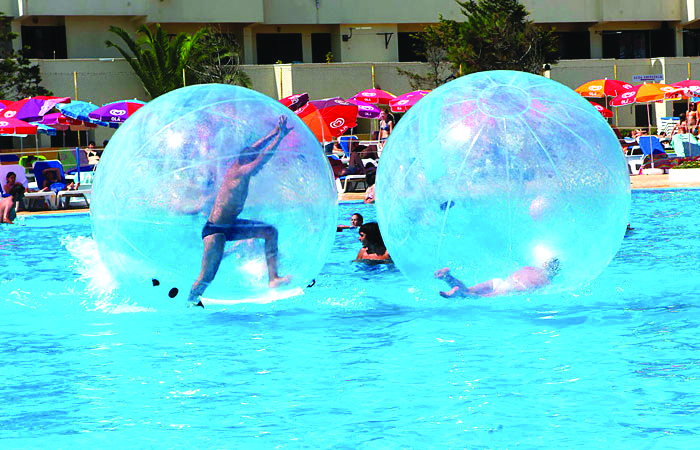 Distracție pe apă cu Water Walking Ball Aqua Zorbing - distractie-1407053160.jpg