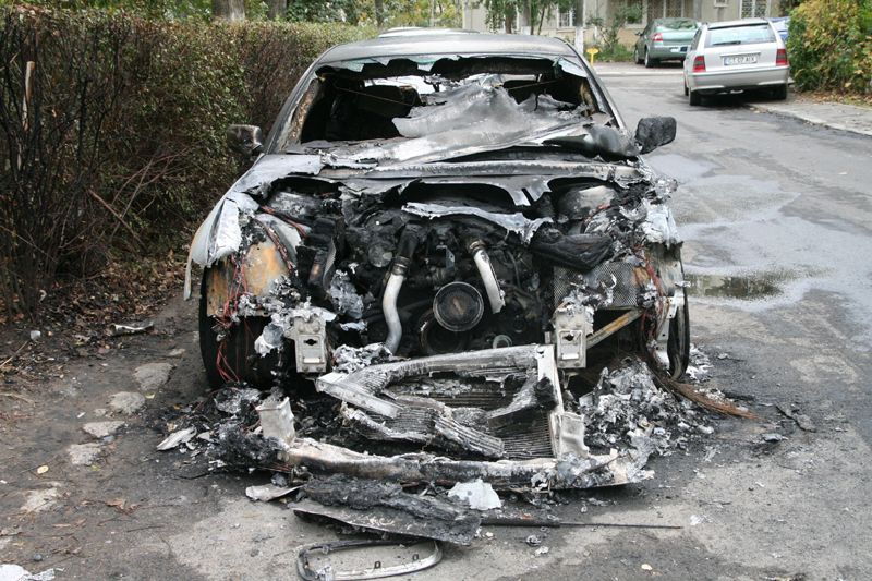 Distracție de golani: au dat foc mașinii pe care au furat-o - distractiedegolani-1413564553.jpg