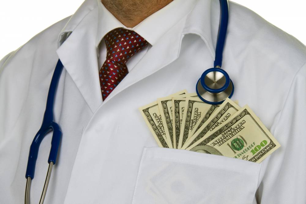 De ce recomandă medicii cele mai scumpe medicamente. Vezi aici câți bani primește doctorul tău din sponsorizări - doctorwmoney1-1469180130.jpg
