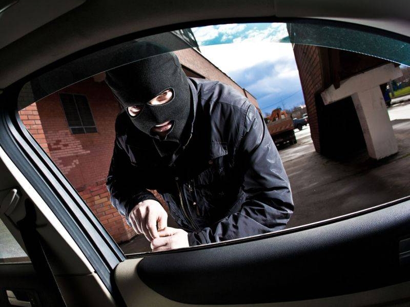 Polițiștii vă sfătuiesc cum să vă protejați mașina de hoți - doihotidinautoturisme1340811379-1348665664.jpg