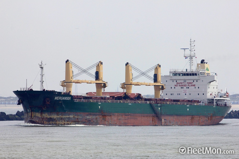 Doi marinari de pe bulk-carrier-ul 