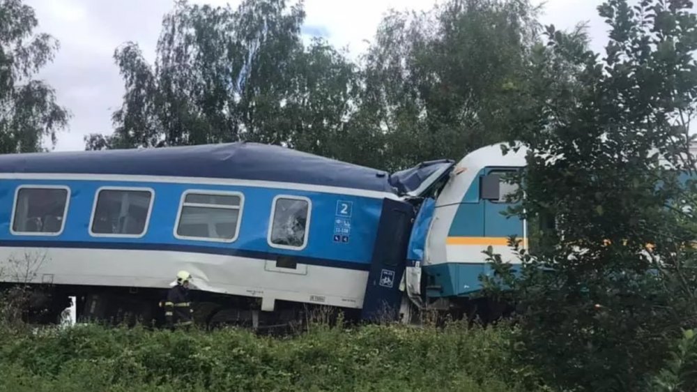 Doi oameni au murit după ce două trenuri s-au ciocnit în Cehia - doioameni-1628081386.jpg