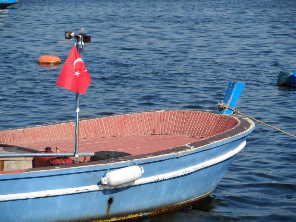LA UN PAS DE TRAGEDIE / Doi pescari au fost salvați din largul Mării Negre - doipescari-1426324920.jpg