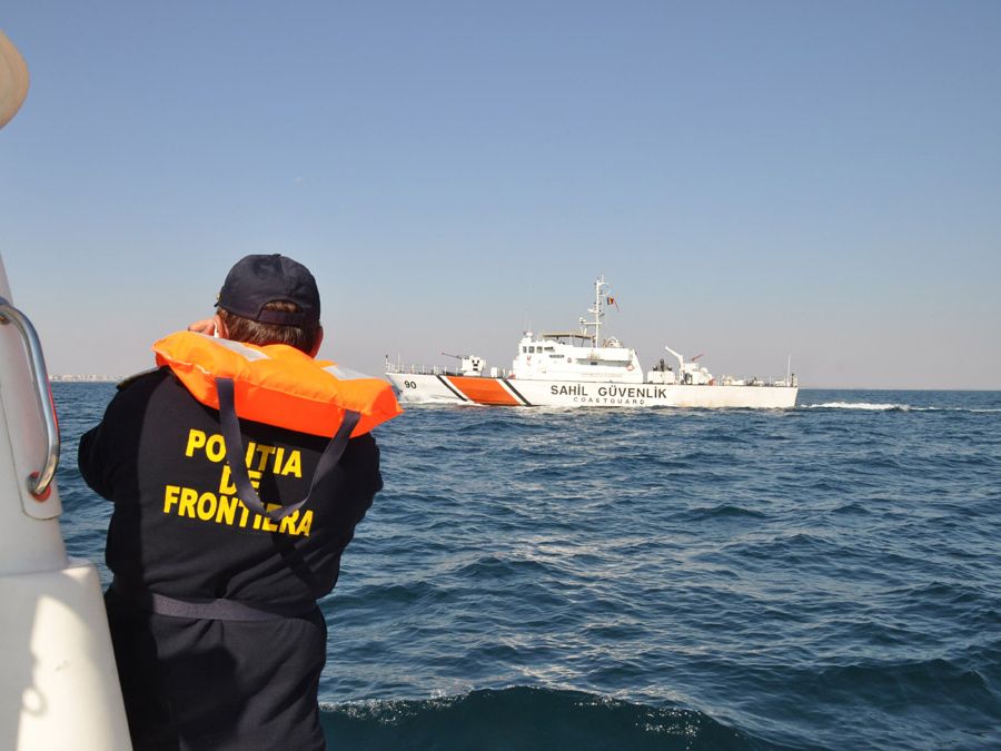 Doi pescari rătăciți pe Marea Neagră, salvați de polițiștii de frontieră - doipescarirataciti-1395995679.jpg