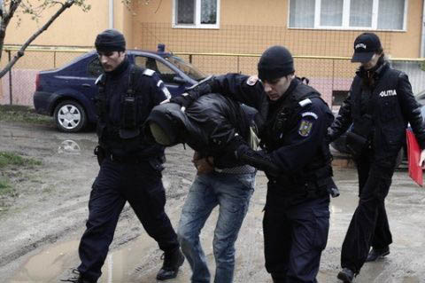 Doi tâlhari care jefuiau prostituatele din Constanța, arestați - doitalhariarestati-1399910243.jpg
