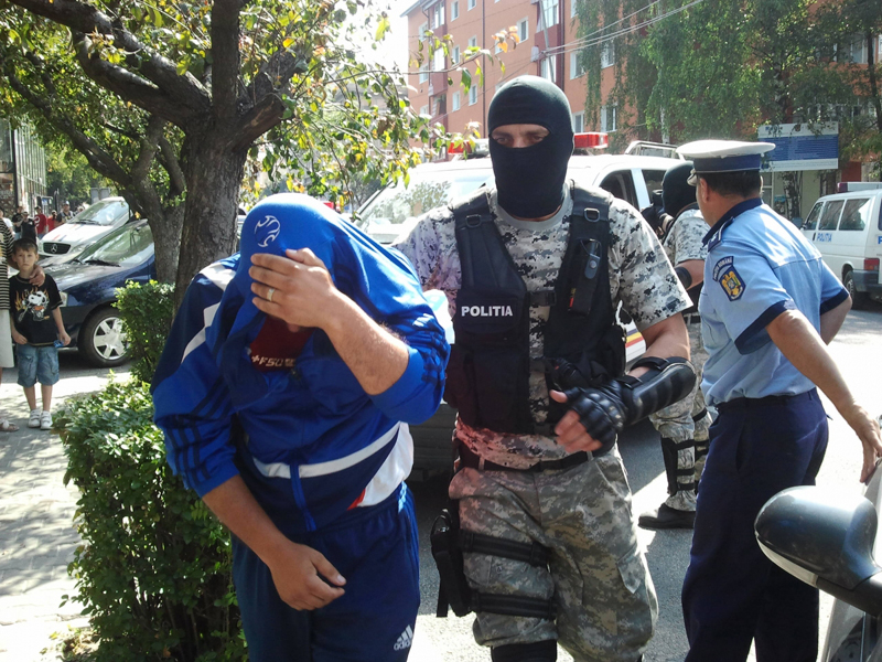 Doi tineri au fost arestați după ce au jefuit o turistă în Neptun - doitineri-1498750124.jpg