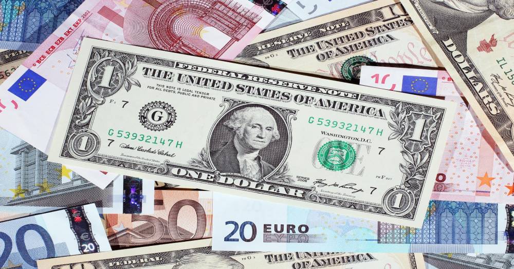 Euro se apreciază în raport cu dolarul - dolar-1458477640.jpg