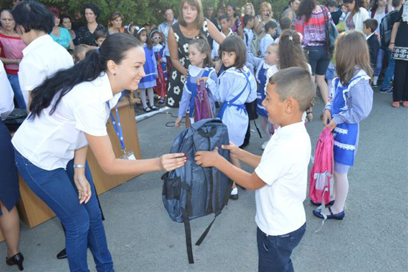 Cora a făcut fericiți elevi constănțeni din mediul rural - donatiicora-1410809833.jpg
