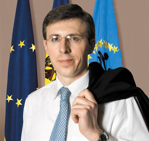 Alegeri locale în Republica Moldova: Dorin Chirtoacă, ales primar al Chișinăului pentru al treilea mandat - dorinchirtoacalabucurestiafis-1435560219.jpg