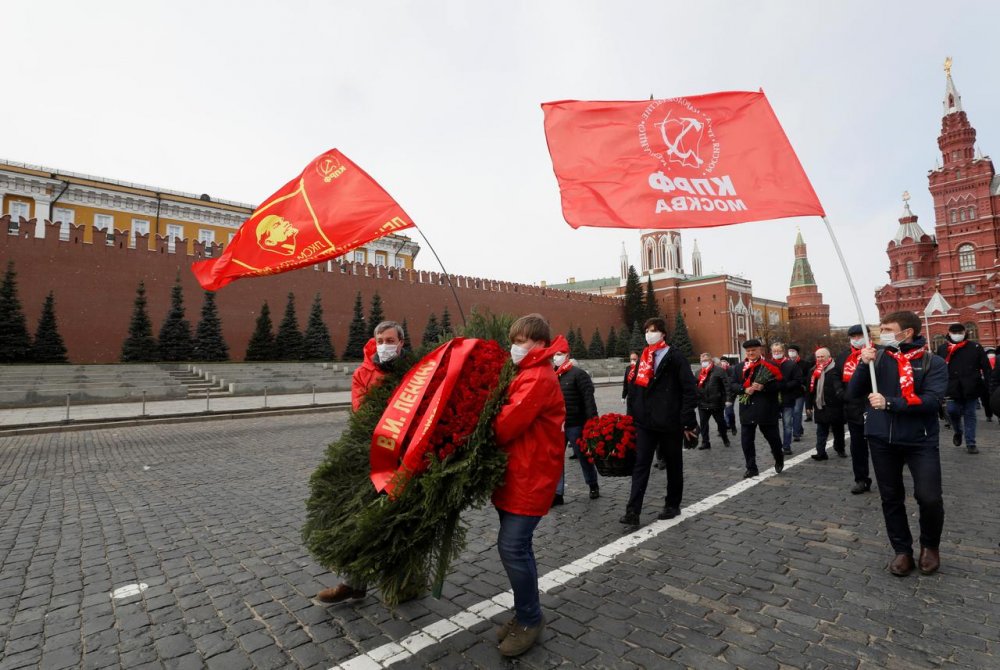 Zeci de comuniști ruși au sfidat miercuri restricțiile pentru a depune flori la mausoleul lui Vladimir Lenin - download-1587570531.jpg